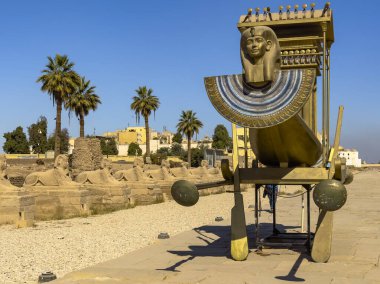 Bir güneş gemisinin kutsal yolculuğu Luxor ve Karnak tapınakları arasında sfenkslerin mistik caddesinden geçerken. Bu ilahi yolculuk eski Mısır için esastı..