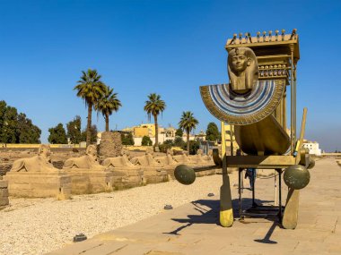 Teb 'deki antik Luxor ve Karnak tapınaklarını birbirine bağlayan bir güneş teknesi Sfenks Bulvarı' nda görkemli bir şekilde süzülür. Antik Mısır 'ın zengin tarihi ve ruhaniliğine tanıklık.
