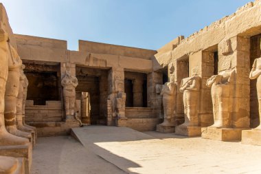 Luxor, Mısır; 16 Ocak 2024: Ramses III tapınağının sütunlarına karmaşık oymalar ve süslü tasarımlar. Bu mimari başyapıtlar sanatsal başarıları sergiliyor.