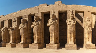 Bu muazzam sütunlar, Ramses III Tapınağı 'nın binlerce yıldır sessiz koruyucularıdır. Antik dünyaya ve firavunların gücüne bir bakış sunuyorlar..