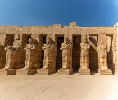 Karnak 'taki Ramses III Tapınağı' nın bu yüksek kolonları cennete ulaşıyor gibi görünüyor. Mısırlı tanrıların kudreti ve ihtişamını sembolize ederek, dünyevi alemi ilahi ile birleştirmek için tasarlandı..