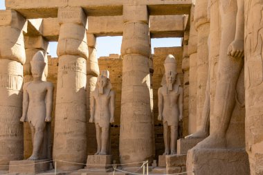 Ramses II 'nin devasa heykelleri, Luxor Tapınağı' nın avlusunda zamanın sessiz koruyucuları olarak duruyor. Bu antik Mısır anıtları firavunun saltanatının ihtişamına bir göz atıyor..