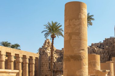 Karnak 'ın avlusundaki sütun ve sfenks denizinin ortasında Taharka' nın sütunu eşsiz bir duvar halısı olarak duruyor. Karmaşık oymaları ve zengin tarihi onu diğerlerinden ayırdı..