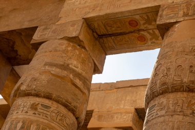 Karnak 'ın hipnoz salonunun çatısını destekleyen taş devlerinin katıksız ölçeğine hayret ediyorum. Bu devasa sütunlar eski Mısırlıların mühendislik hünerlerinin bir kanıtıdır..