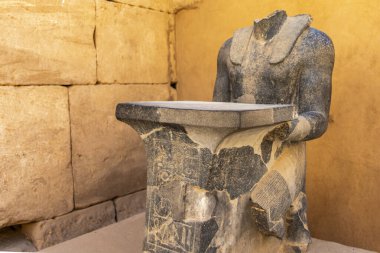 Karnak 'taki kutsal tapınak kompleksini koruyan eski bir Mısır tanrısının heykeli. Bu görkemli sanat eseri Antik Mısır 'ın zengin tarihine bir bakış sunuyor..