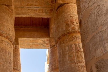 Tanrı Amun 'a adanmış Karnak' taki kutsal Sütunlar Salonunu keşfedin ve bu antik Mısır tapınağını süsleyen karmaşık oymalar ve sütunlara hayret edin..