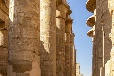 Antik Mısır 'ın Karnak' taki Sütunlar Salonu 'ndaki görkemine tanık olun. Yüzlerce yüksek sütun nefes kesen bir manzara yaratıyor..