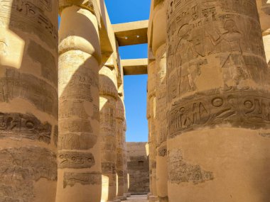 Kendini Karnak 'ın Sütunlar Salonu' nun ihtişamına, Tanrı Amun 'a adanmış kutsal bir alana daldır ve hakikaten hayranlık uyandıran binlerce sütuna hayran ol..