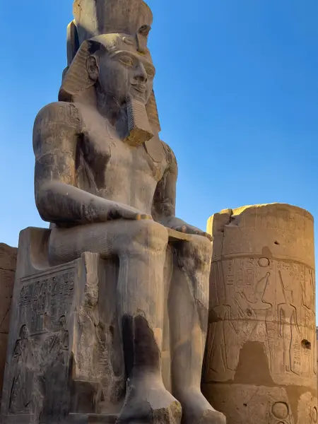 stock image Journey to Luxor and marvel at the colossal statue of Ramses II, the king of ancient Egypt. This magnificent monument stands as a testament to the pharaoh's divine status and the power of the Nile.