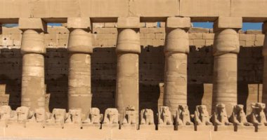 Esrarengiz Sfenks, Karnak 'ın koruyucusu olarak duruyor. Antik tapınağa gözünü dikmiş bakıyor. Bu efsanevi yaratık, antik Mısır 'da güçlü bir koruma ve gizem sembolüdür..