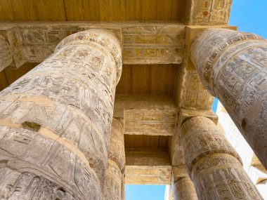 Luxor, Mısır; 16 Ocak 2024: Karnak Tapınağı 'nın Hypostyle Salonu, Mısır' ın Luxor kentindeki Karnak kompleksinde bulunan bir sütun ormanıdır..