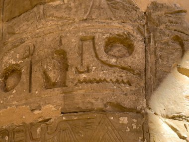 Luxor, Mısır; 16 Ocak 2024: Karnak Tapınağı 'nın Hypostyle Salonunun Karmaşık Hiyeroglifleri Antik Mısır' ın gücü ve ihtişamının etkileyici bir kanıtıdır..