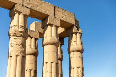 Luxor Tapınağı 'nın devasa Roma sütunları. Yaşayanların ve ölülerin diyarlarını 2. Ramses ve 3. Amenhotep 'in dikkatli bakışları altında birleştirmek..