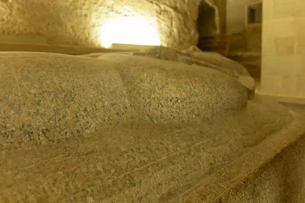 stock image Explore the magnificent tomb of Pharaoh Ramses II in the Valley of the Kings, featuring his grand sarcophagus and intricate wall paintings.