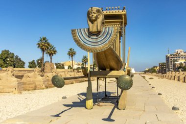 Güneş Barque of Amun-Ra, eski Mısır geçitlerinde Karnak ve Luxor tapınaklarını birleştirmek için kullanılan bir merasim teknesidir..