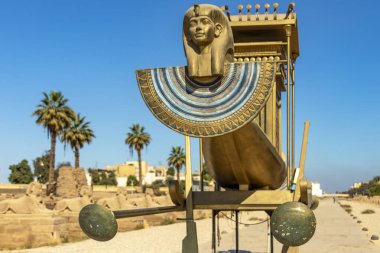 Nil 'in İlahi Barque' ı eski Mısır geçitlerinde kullanılan kutsal bir araçtı. Güneş tanrısı Ra 'nın Karnak ve Luxor tapınakları arasındaki kutsal Nil' i geçişini sembolize ediyordu..