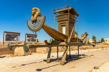 Luxor, Mısır; 16 Ocak 2024: Güneş Tanrısı 'nın Kutsal Arabası, Güneş Tanrısı' nın gökyüzündeki günlük yolculuğunu temsil eden eski Mısır geçitlerinde kullanılan bir törensel tekneydi..