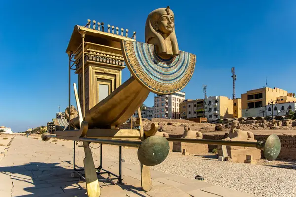 Luxor; Mısır; 16 Ocak 2024: Theban Triad 'ın Kutsal Teknesi, Sfenks Bulvarı boyunca tanrıların heykellerini taşıyan eski Mısır geçitlerinde kullanılan bir tören teknesidir..