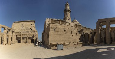 Luxor, Mısır; 16 Ocak 2024: Mısır 'ın zengin kültürel mirası ve dini hoşgörünün bir kanıtı olarak Abu Haggag Camii' nde yüzyılların inanç ve ruhaniliğini keşfedin..