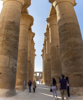 Luxor, Mısır; 16 Ocak 2024: Luxor 'un antik harikaları arasında büyülü bir yolculuğa çıkın. Görkemli tapınağı keşfedin ve kendinizi firavunların zengin tarihine daldırın.