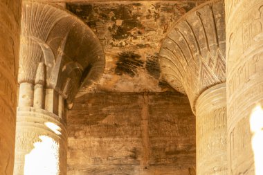 Edfu Tapınağı 'nın cennetine uzanan bu göksel sütunlar dünyevi diyarı ilahi olana bağlıyor. Antik Mısırlı zanaatkarların becerilerinin ifadesi..