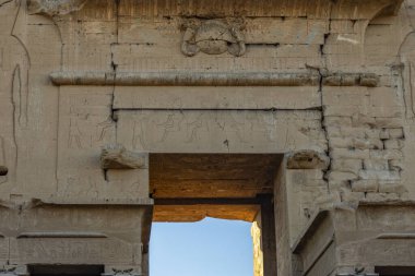 Edfu Tapınağı 'nın kalbindeki huzurlu sığınağı keşfedin. Bu sakin avlu hareketli dünyadan barışçıl bir geri çekilme sunuyor, ziyaretçileri düşünmeye ve düşünmeye davet ediyor..