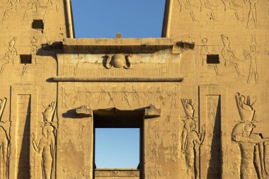 Edfu 'daki Horus tapınağını keşfedin. Bir zamanlar şahin tanrısının yaşadığı kutsal bir tapınak. Kendinizi antik Mısır 'ın zengin tarihi ve mitolojisine daldırın..