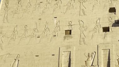Öbür dünyanın kapılarından geç ve Horus 'un ebedi evine gir. Bu muhteşem tapınağın içinde eski Mısır dininin sırlarını keşfedin..