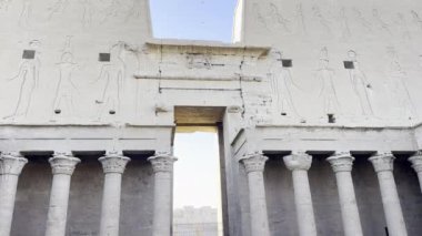 Horus 'un kutsal avlusuna gir. Eski Mısırlıların tanrılarla konuştuğu kutsal bir vaha. Bu kutsal yeri keşfedin ve bu kutsal yerin ruhani enerjisini hissedin..