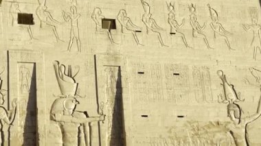 Edfu 'daki Horus tapınağını keşfedin. Bir zamanlar şahin tanrısının yaşadığı kutsal bir tapınak. Kendinizi antik Mısır 'ın zengin tarihi ve mitolojisine daldırın..
