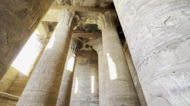 Ölümden sonraki yaşamı temsil eden sütunlar tarafından desteklenen kutsal salonu keşfedin. Karmaşık hiyeroglifler ve kozmik sembollerle süslenmiş bu sütunlar eski Mısır ayinlerinin ayrılmaz bir parçasıydı..