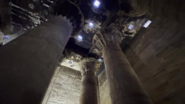 Bu sütunlara taç takan her nilüfer çiçeği başkenti yeniden doğuşu ve sonsuz yaşamı simgeler. Karmaşık oymalara hayran olun ve Edfu Tapınağı 'nın bu odasında gerçekleşen antik ayinleri hayal edin..