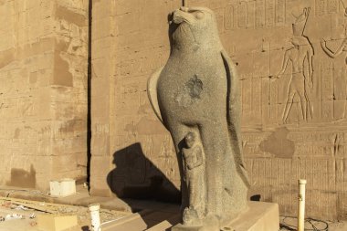 Gökyüzü tanrısı Horus 'un heykeli, Mısır tacıyla süslenmiş, Edfu tapınağını kutsal tüneğinden ve Antik Mısır' ı koruyor..