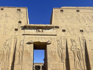 Edfu 'daki Horus Tapınağı' nın kutsal kapısından geçerek Antik Mısır mitolojisinin, Antik Mısır 'ın karmaşık oymaları ve hiyerogliflerinde canlandığı yerden..