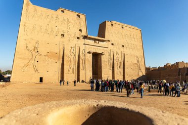 Edfu, Mısır; 17 Ocak 2024: Edfu 'daki Horus Tapınağı' nda şahin tanrısının bölgesini keşfedin. Güçlü tanrı Horus 'a adanmış bu muhteşem tapınak, yetenek ve sanatın bir kanıtıdır..