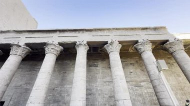 Edfu, Mısır; 17 Ocak 2024: Zamanda geri git ve Edfu 'daki Horus Tapınağı' nı keşfet. Bu antik Mısır tapınağını süsleyen karmaşık oymalar ve hiyeroglifler şahin tanrısına adanmıştır..