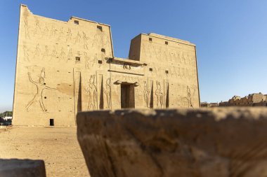 Edfu, Mısır; 17 Ocak 2024: Edfu 'daki Horus Tapınağı' nın topraktan çıkarılmış odalarını keşfetmek için antik Mısır 'ın derinliklerine doğru ilerleyin. Gizli sırları keşfetmek ve mimari harikalara hayret etmek..