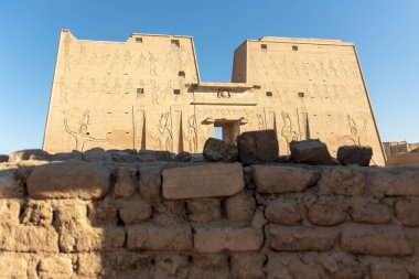 Edfu, Mısır; 17 Ocak 2024: Edfu, Mısır 'daki yıkık dökük Horus tapınaklarını keşfederken bir büyü dünyasına adım atın. Bu kutsal yerin zamansız gizemlerini çöz ve bağlan.