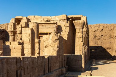 Edfu, Mısır; 17 Ocak 2024: Horus 'un Edfu' daki efsunlu kalıntılarının ebedi yankıları arasında gezinmek. Bir zamanlar tanrıların yürüdüğü bu antik Mısır tapınağında sihir ve gizem dolu bir dünya keşfedin..
