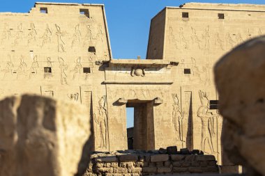 Edfu, Mısır; 17 Ocak 2024: Edfu 'daki Horus Tapınağı' nın gizli sırlarını açığa çıkarmak. Unutulmaz bir yolculuğa çık bu antik harikanın içinden ve içinde yatan gizemleri keşfet..