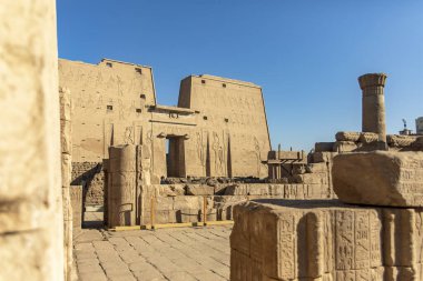 Edfu, Mısır; 17 Ocak 2024: Edfu 'nun huzurlu kumlarını keşfet ve Horus' un ebedi tapınağını keşfet. Bu eski tapınak huzurlu bir geri çekilme ve geçmişe bir bakış sunuyor..