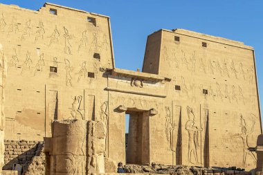 Edfu, Mısır; 17 Ocak 2024: Edfu 'nun kutsal harabelerinde çölün ve kutsallığın ilahi kavşağını tecrübe edin. Horus 'un antik tapınağını keşfedin ve ruhsal kalple bağlantı kurun..