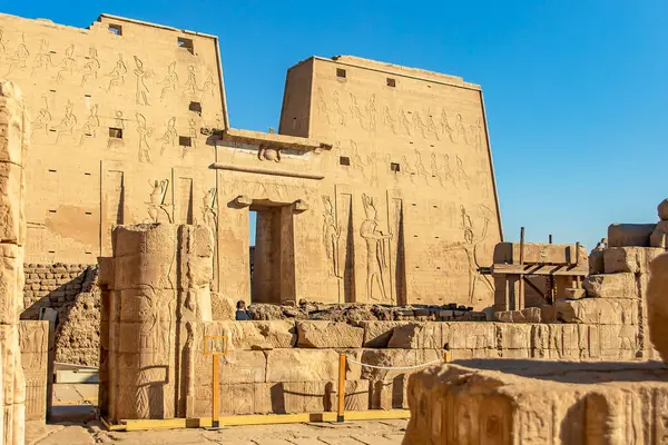 Edfu, Mısır; 17 Ocak 2024: Edfu 'daki Horus Tapınağı' nın gizli odalarını açmak için bir yolculuğa çıkın. Bu antik Mısır anıtının içinde yatan sırları ve gizemleri keşfedin..