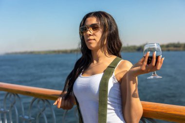 Nil gezisinde iç tanrıçasını kucaklayan bir kadın. Antik Mısır 'ın güzelliğine ve cazibesine kendini kaptırdı ve görkemli nehirde süzülürken gerçek bir kraliçe gibi hissetti..