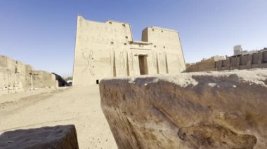 Edfu, Mısır; 17 Ocak 2024: Edfu 'daki Horus Tapınağı' nın topraktan çıkarılmış odalarını keşfetmek için antik Mısır 'ın derinliklerine doğru ilerleyin. Gizli sırları keşfedin ve bu kutsal yerin mimari harikalarına hayret edin..