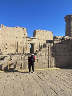 Edfu, Mısır; 17 Ocak 2024: Fotoğrafçı, firavunların topraklarında büyüleyici bir yolculuğa çıktı ve Edfu 'daki Horus Tapınağı' nda Antik Mısır 'ın gizemlerini çözdü..