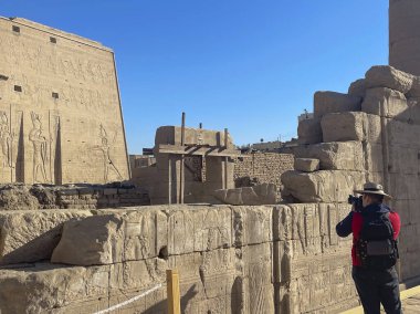 Edfu, Mısır; 17 Ocak 2024: Zamanda geri git ve Edfu 'daki Horus Tapınağı' nın ihtişamını tecrübe et. Bu antik Mısır anıtının özünü yakalıyorum..