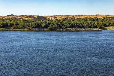 Antik Nil Nehri boyunca unutulmaz bir yolculuğa çıkın. Mısır 'ın kalbinde, tarihin canlandığı engin çölün arka planında keşfetmek..