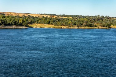 Yeşil yemyeşil Nil Vadisi 'nin ve Mısır çölünün altın kumlarının nefes kesici zıtlığını tecrübe edin. Nil 'de dolaşın ve bu eski nehrin güzelliğine tanık olun..