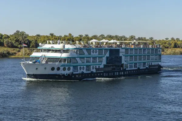 Aswan, Mısır; 17 Ocak 2024: Nil Nehri 'nde sayısız başka tekneyle dolaşırken en büyük rahatlama deneyimini yaşayın. Huzurlu ortamın ve çarpıcı doğal güzelliğin tadını çıkar..